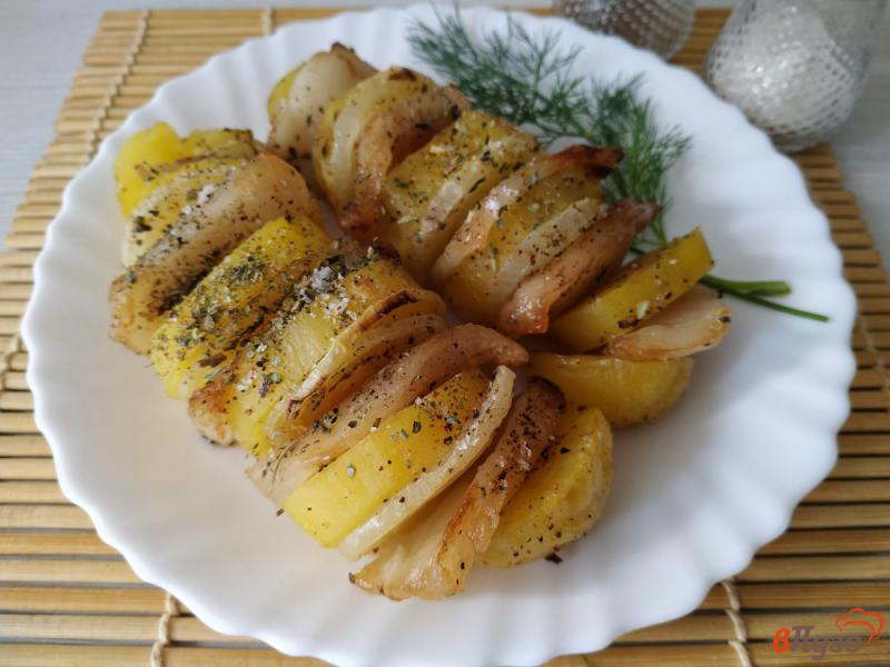 Фото приготовление рецепта: Картофель с салом и луком запеченный в фольге шаг №7