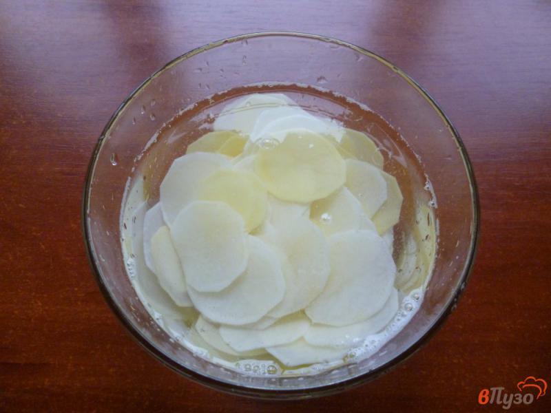Фото приготовление рецепта: Чипсы картофельные в микроволновке шаг №2