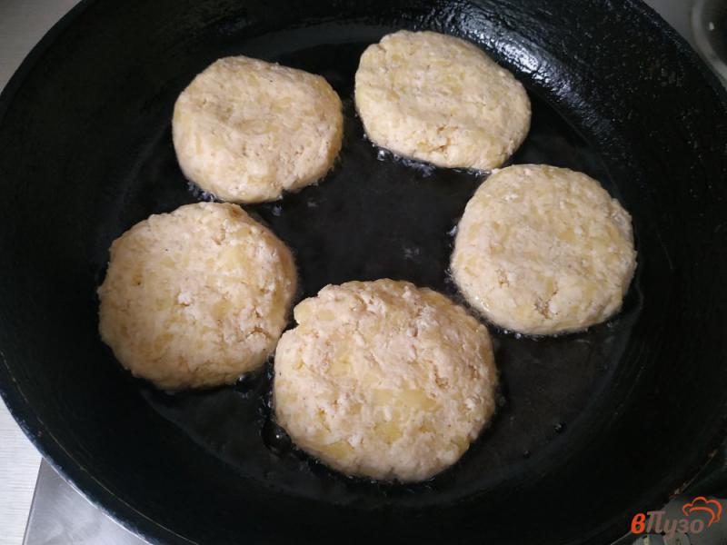 Фото приготовление рецепта: Картофельные лепешки с курицей шаг №6