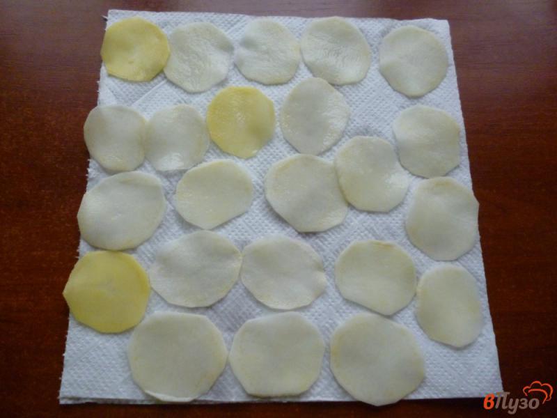 Фото приготовление рецепта: Чипсы картофельные в микроволновке шаг №3