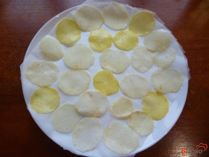 Фото приготовление рецепта: Чипсы картофельные в микроволновке шаг №5