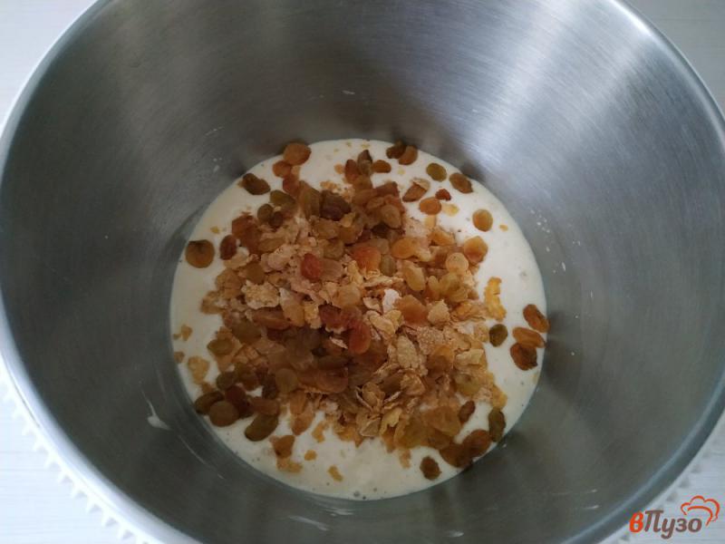 Фото приготовление рецепта: Бисквитный пирог с кукурузными хлопьями и изюмом шаг №4