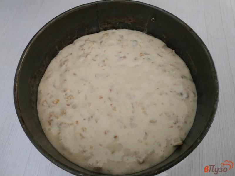 Фото приготовление рецепта: Бисквитный пирог с кукурузными хлопьями и изюмом шаг №6