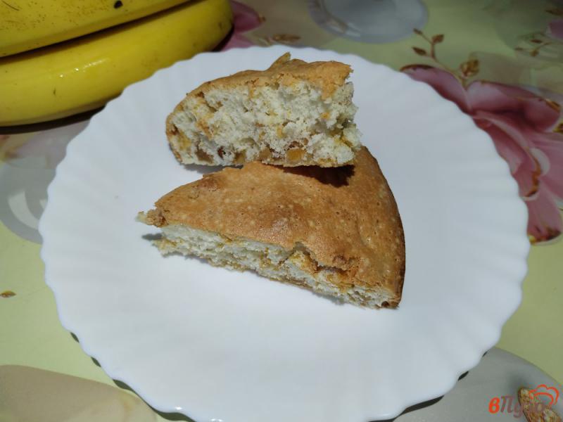 Фото приготовление рецепта: Бисквитный пирог с кукурузными хлопьями и изюмом шаг №8