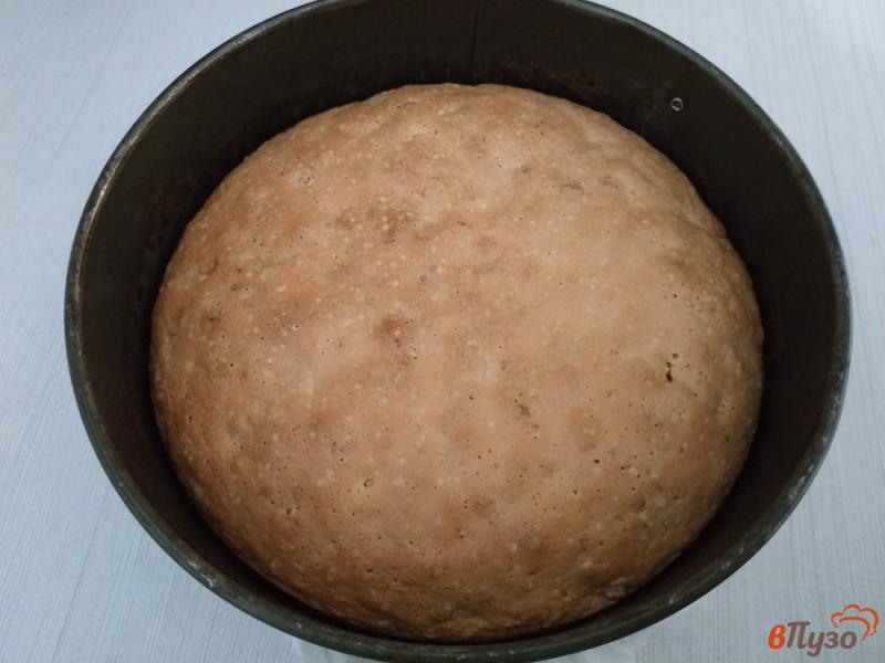 Фото приготовление рецепта: Бисквитный пирог с кукурузными хлопьями и изюмом шаг №7