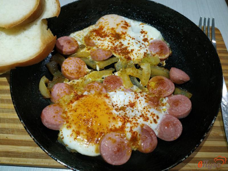 Фото приготовление рецепта: Шакшука с сосисками и болгарским перцем шаг №6