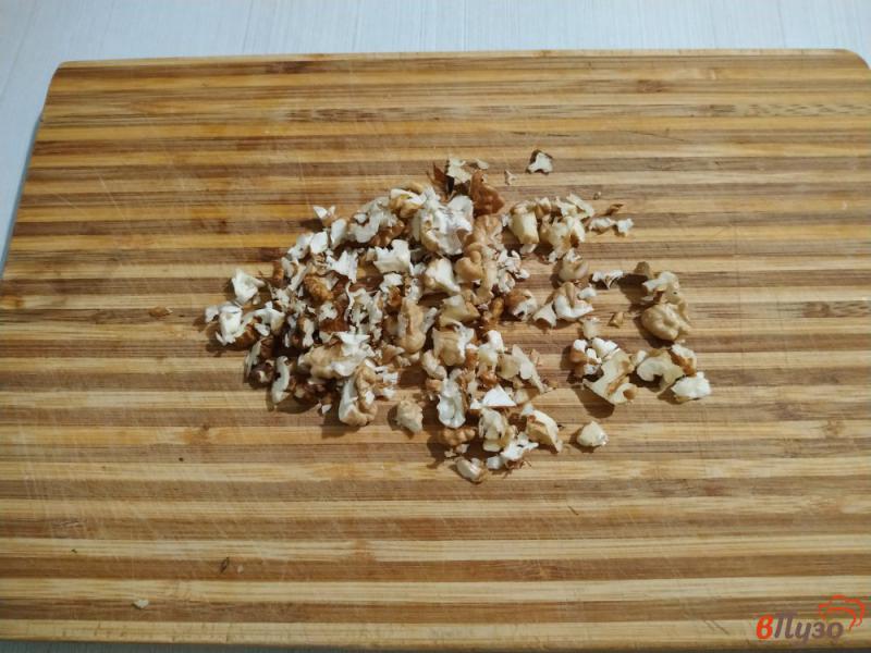 Фото приготовление рецепта: Запеченые сливы с орехами и медом в микроволновке шаг №3