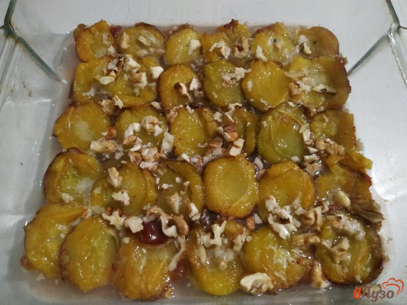 Фото приготовление рецепта: Запеченые сливы с орехами и медом в микроволновке шаг №6