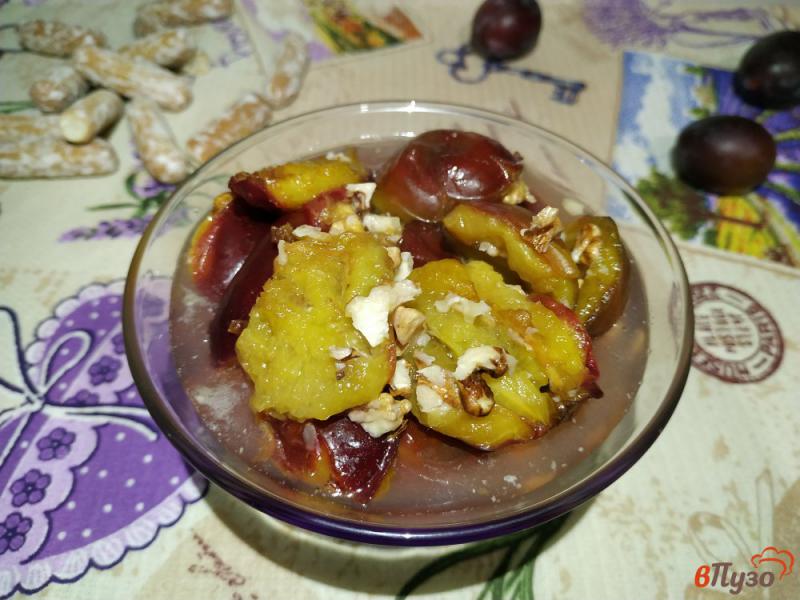 Фото приготовление рецепта: Запеченые сливы с орехами и медом в микроволновке шаг №7