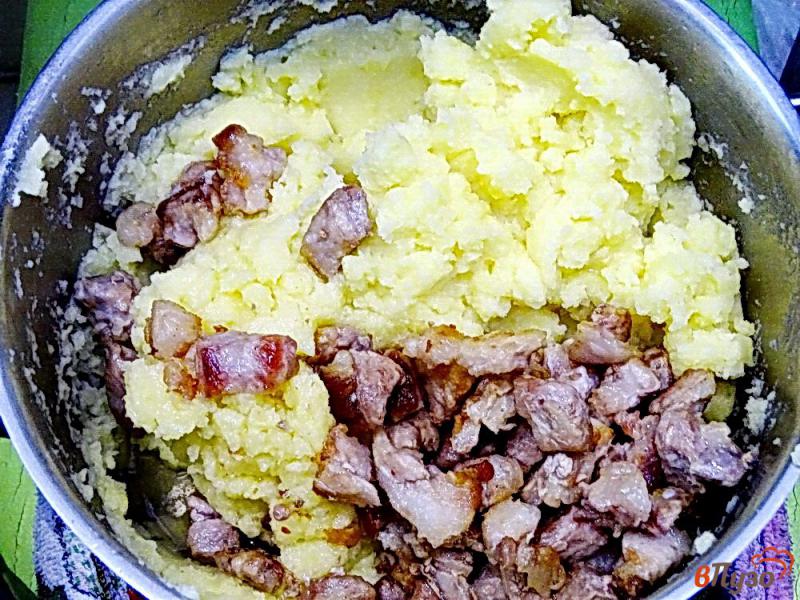 Фото приготовление рецепта: Вареники с картофелем и свиной грудинкой шаг №6