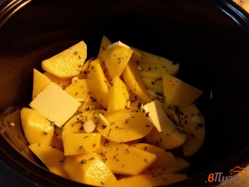 Фото приготовление рецепта: Запеченный картофель с охотничьими колбасками в мультиварке шаг №3