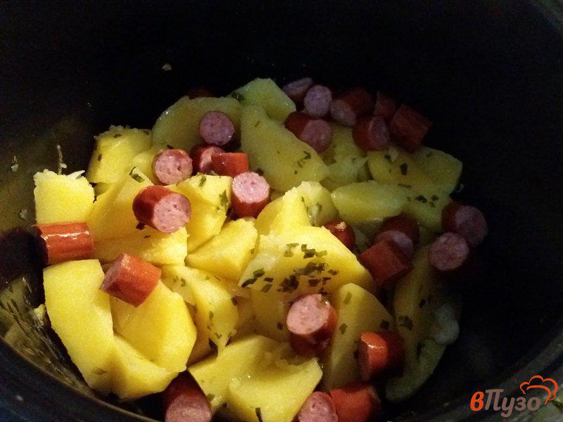 Фото приготовление рецепта: Запеченный картофель с охотничьими колбасками в мультиварке шаг №5
