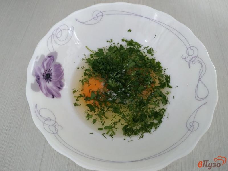 Фото приготовление рецепта: Омлет с зеленью и сырной начинкой шаг №1