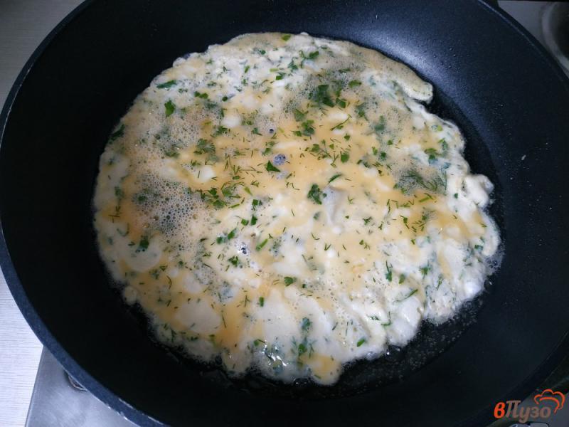 Фото приготовление рецепта: Омлет с зеленью и сырной начинкой шаг №3