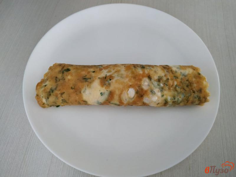 Фото приготовление рецепта: Омлет с зеленью и сырной начинкой шаг №6