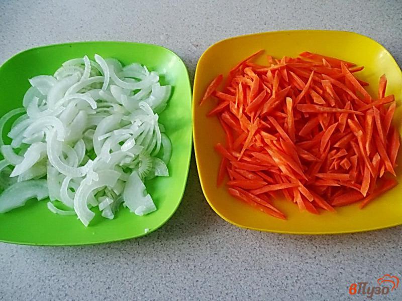 Фото приготовление рецепта: Скумбрия с овощами в томатном соусе шаг №1