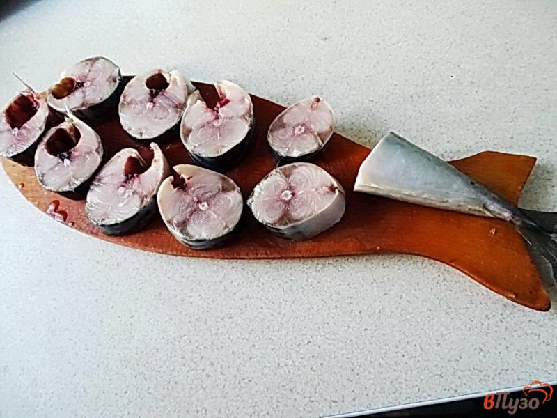 Фото приготовление рецепта: Скумбрия с овощами в томатном соусе шаг №2