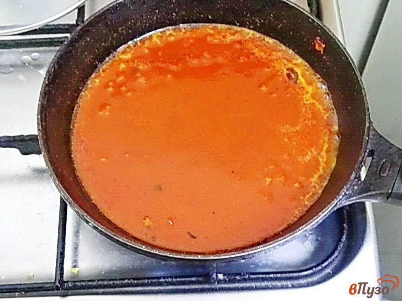 Фото приготовление рецепта: Скумбрия с овощами в томатном соусе шаг №4