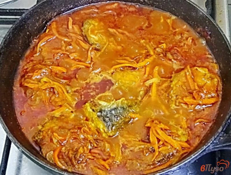 Фото приготовление рецепта: Скумбрия с овощами в томатном соусе шаг №6