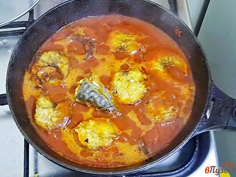Фото приготовление рецепта: Скумбрия с овощами в томатном соусе шаг №5