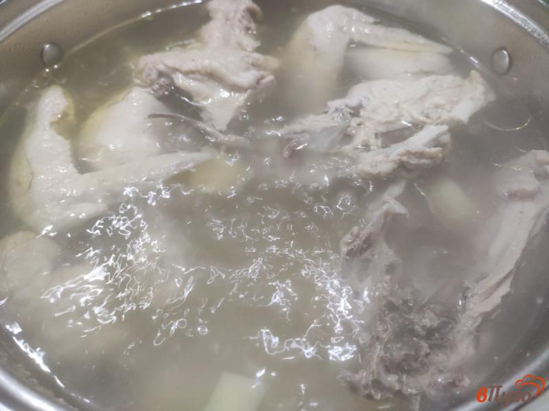 Фото приготовление рецепта: Куриный суп с домашней лапшой шаг №6