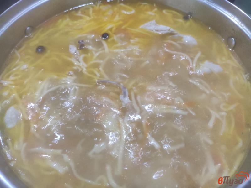 Фото приготовление рецепта: Куриный суп с домашней лапшой шаг №13