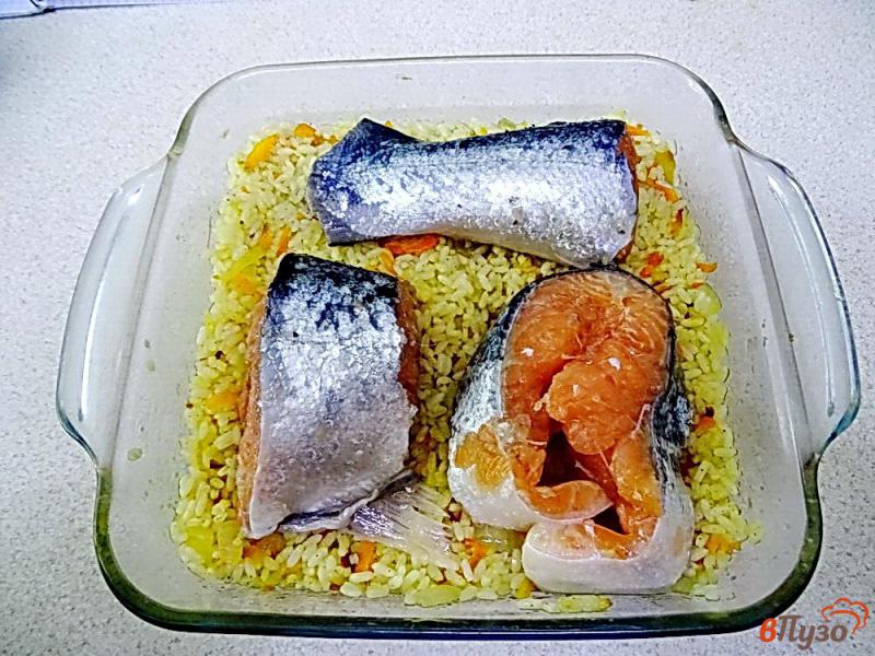 Фото приготовление рецепта: Лосось запеченный с рисом и овощами шаг №4
