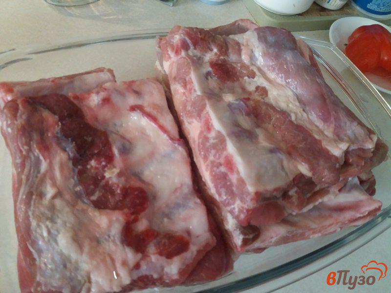 Фото приготовление рецепта: Томленые свиные рёбрышки с черносливом шаг №1