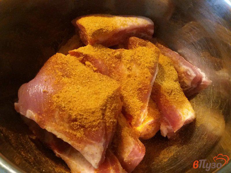 Фото приготовление рецепта: Томленые свиные рёбрышки с черносливом шаг №4