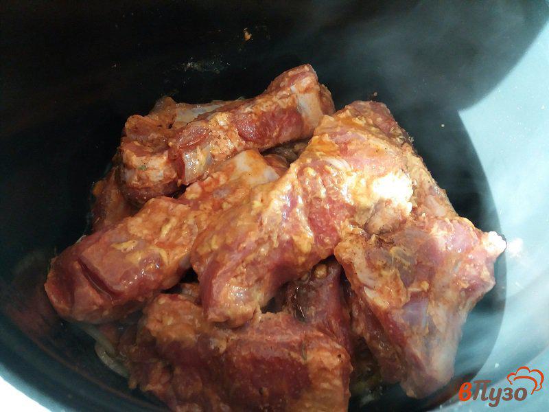 Фото приготовление рецепта: Томленые свиные рёбрышки с черносливом шаг №10