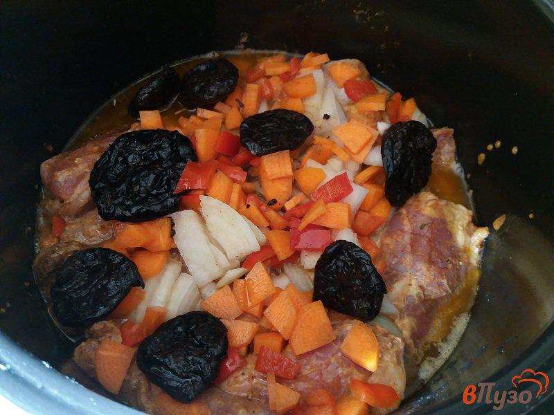 Фото приготовление рецепта: Томленые свиные рёбрышки с черносливом шаг №12