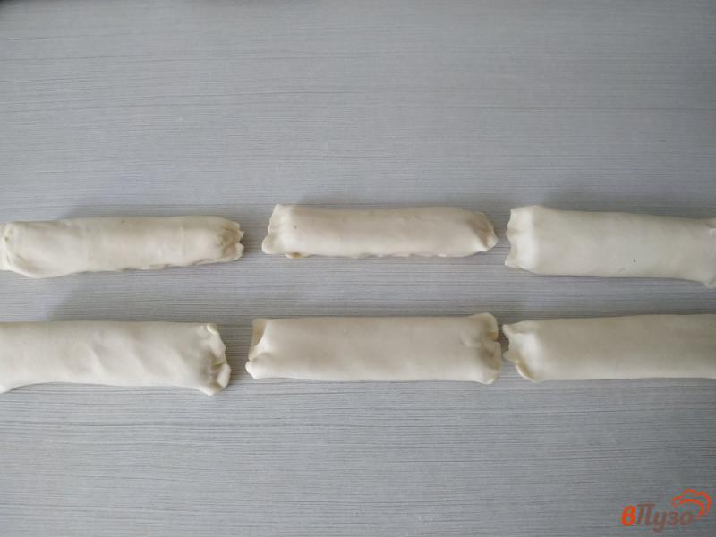 Фото приготовление рецепта: Сырные палочки в слоеном тесте шаг №3
