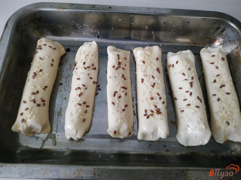 Фото приготовление рецепта: Сырные палочки в слоеном тесте шаг №4