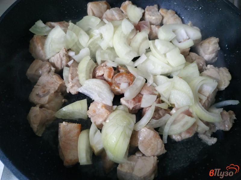 Фото приготовление рецепта: Свинина тушёная с фасолью шаг №4
