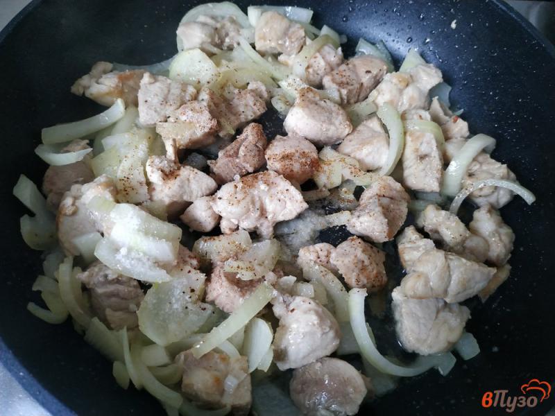 Фото приготовление рецепта: Свинина тушёная с фасолью шаг №5
