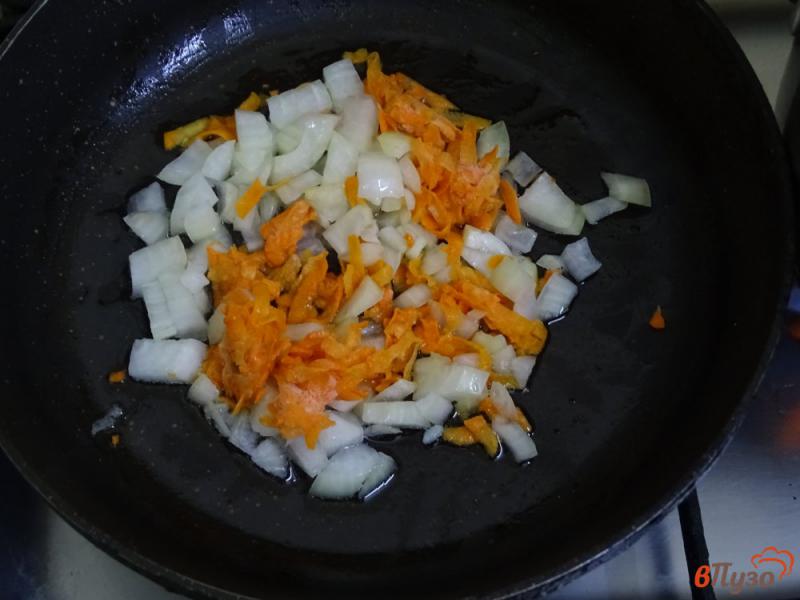Фото приготовление рецепта: Сырный суп с кабачками шаг №3