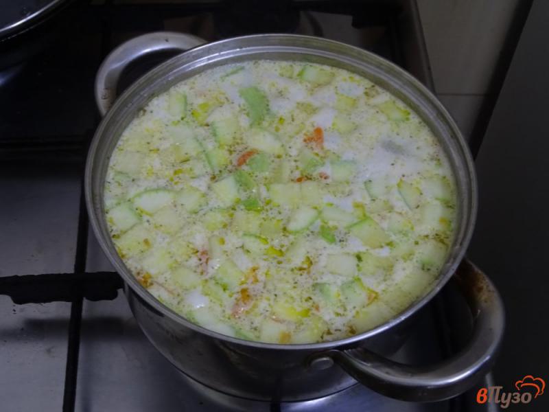 Фото приготовление рецепта: Сырный суп с кабачками шаг №6
