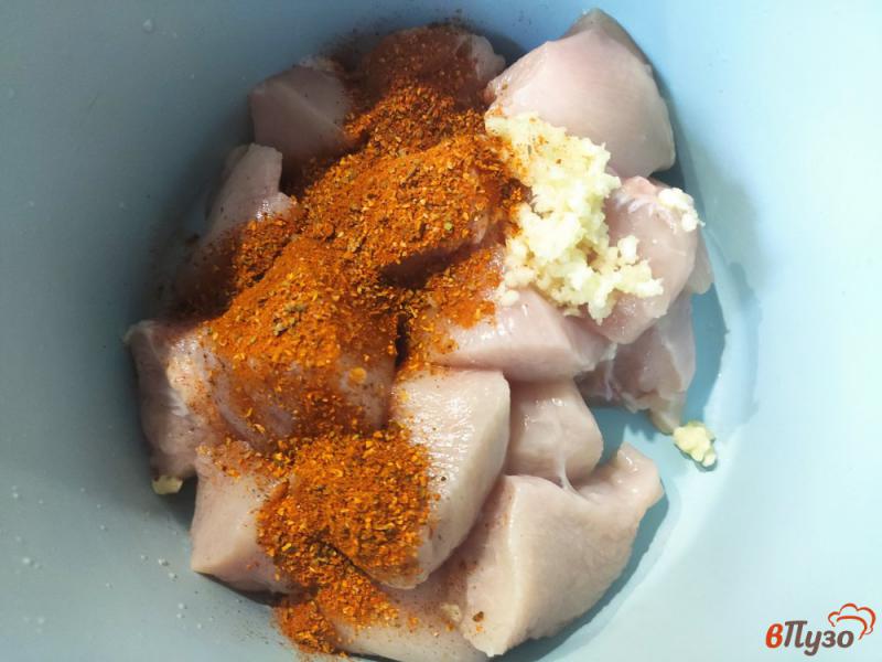 Фото приготовление рецепта: Куриное филе с соевым соусом на сковороде шаг №2