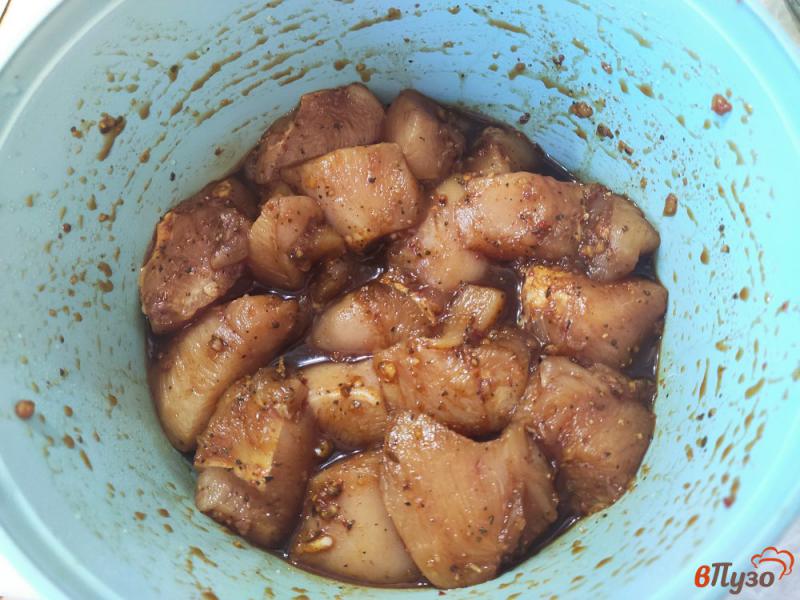Фото приготовление рецепта: Куриное филе с соевым соусом на сковороде шаг №4