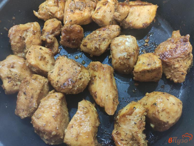 Фото приготовление рецепта: Куриное филе с соевым соусом на сковороде шаг №5
