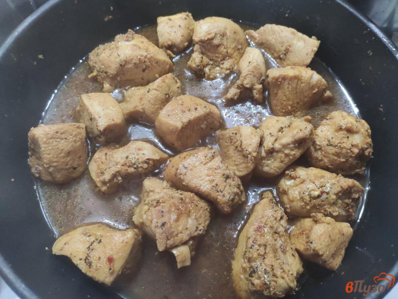 Фото приготовление рецепта: Куриное филе с соевым соусом на сковороде шаг №6