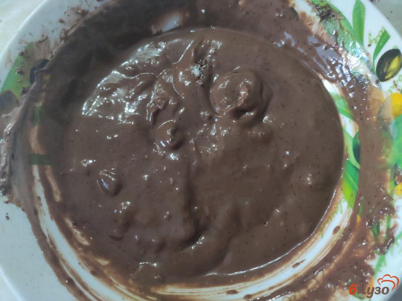 Фото приготовление рецепта: Шоколадные кексы с изюмом шаг №2
