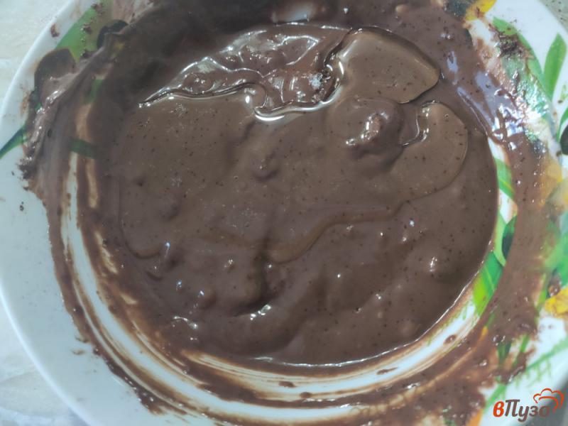 Фото приготовление рецепта: Шоколадные кексы с изюмом шаг №3