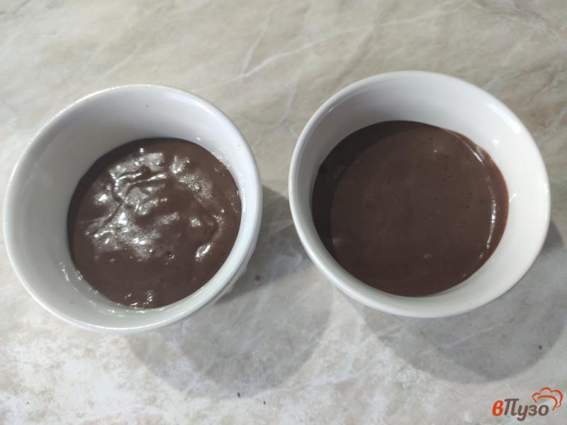 Фото приготовление рецепта: Шоколадные кексы с изюмом шаг №4