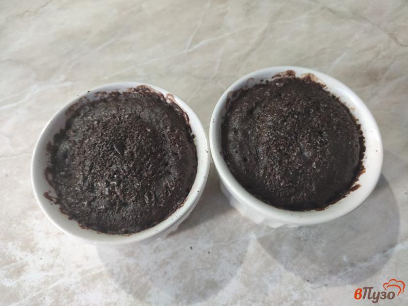 Фото приготовление рецепта: Шоколадные кексы с изюмом шаг №6