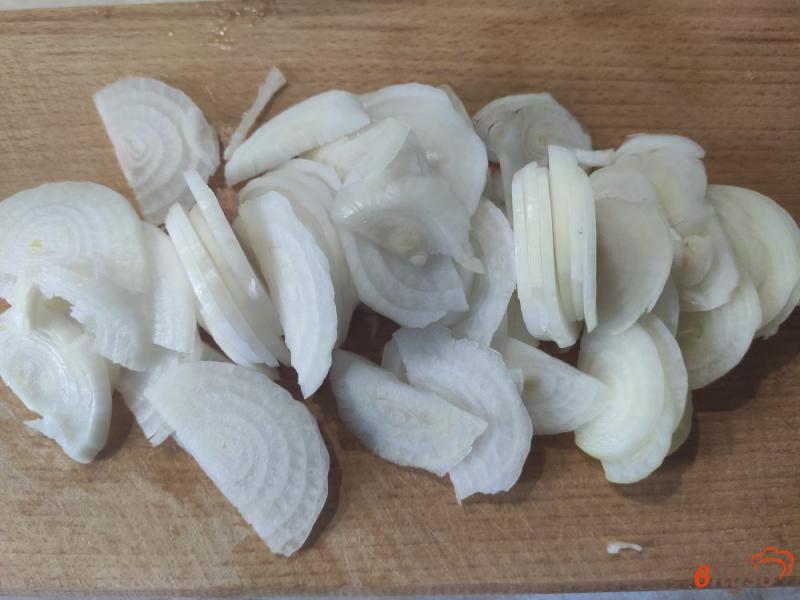 Фото приготовление рецепта: Салат из яичных блинчиков с маринованным луком шаг №1