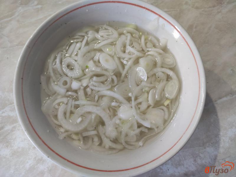 Фото приготовление рецепта: Салат из яичных блинчиков с маринованным луком шаг №2