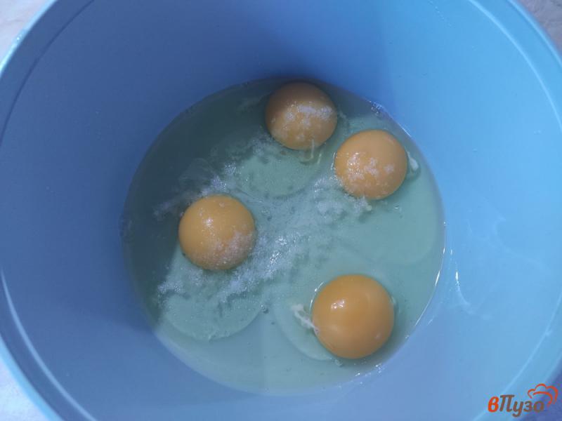 Фото приготовление рецепта: Салат из яичных блинчиков с маринованным луком шаг №3