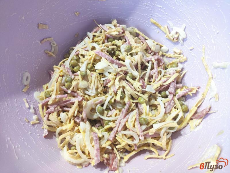 Фото приготовление рецепта: Салат из яичных блинчиков с маринованным луком шаг №9
