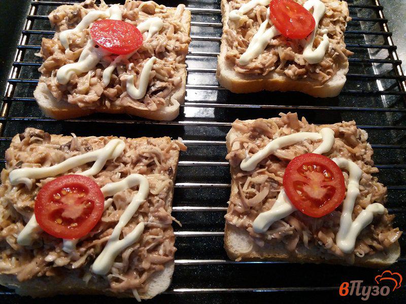 Фото приготовление рецепта: Горячие бутерброды с шампиньонами и сыром шаг №6